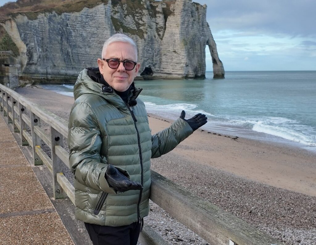 «ΕΙΚΟΝΕΣ»: Ο Τάσος Δούσης μας ταξιδεύει στη Νορμανδία – Αυτή την Κυριακή στις 17:45 στο OPEN