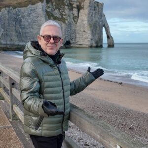 «ΕΙΚΟΝΕΣ»: Ο Τάσος Δούσης μας ταξιδεύει στη Νορμανδία – Αυτή την Κυριακή στις 17:45 στο OPEN