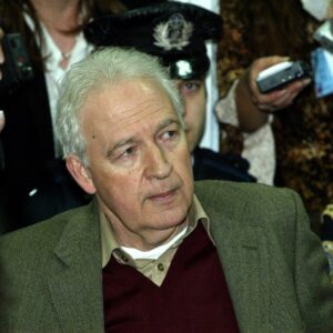 Η σύλληψη του αρχηγού της 17 Νοέμβρη και η αποκάλυψη ότι ο Γιωτόπουλος είχε καθίσει στο ίδιο τραπέζι με τον Κωστή Περατικό, τον άνθρωπο που μετά διέταξε να δολοφονήσουν (βίντεο)