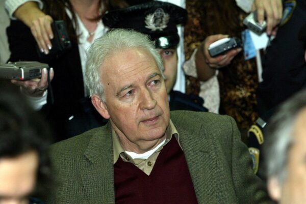 Η σύλληψη του αρχηγού της 17 Νοέμβρη και η αποκάλυψη ότι ο Γιωτόπουλος είχε καθίσει στο ίδιο τραπέζι με τον Κωστή Περατικό, τον άνθρωπο που μετά διέταξε να δολοφονήσουν (βίντεο)