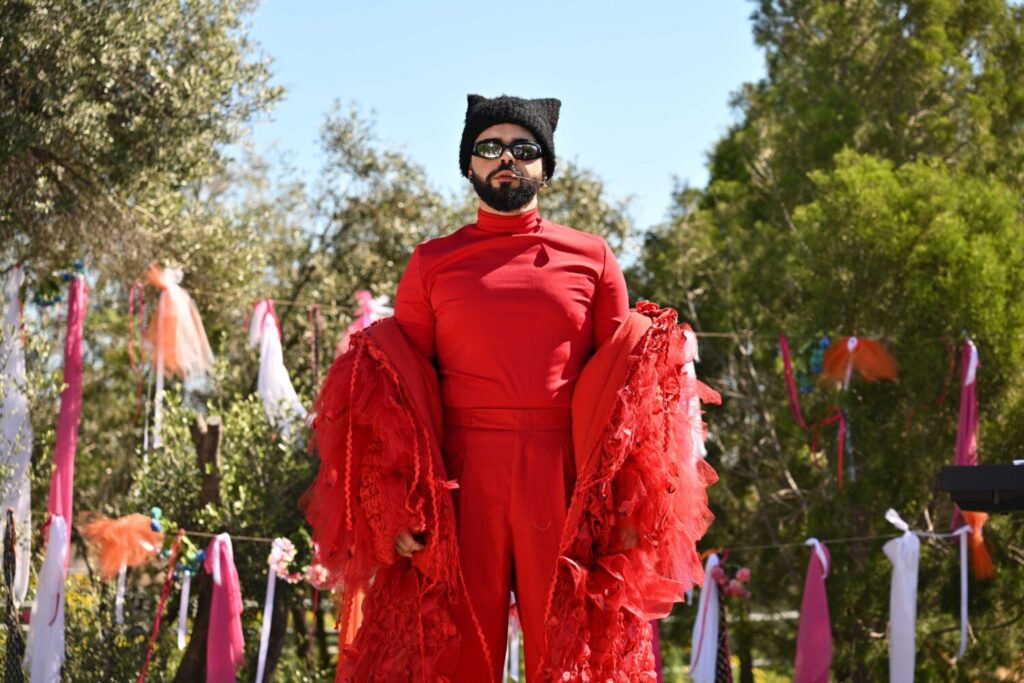 Eurovision 2026: Ο Akylas εισβάλλει σε σειρά της ΕΡΤ1 – Δείτε φωτογραφίες