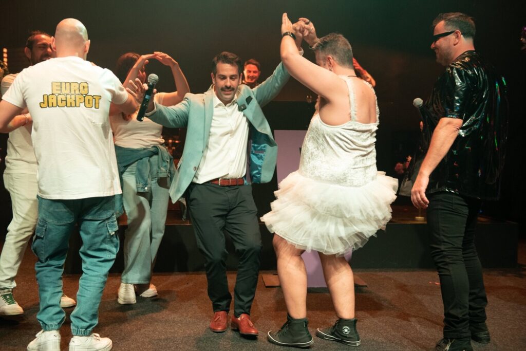 Μάκης is back – Κέρδισε το Εurojackpot και συνεχίζει να το γιορτάζει κερνώντας τους πάντες – Δείτε τι έγινε στη θεαματική επίσκεψή του στο Fuzz Club