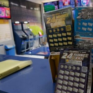 Υπερτυχερός παίκτης του ΣΚΡΑΤΣ κέρδισε 50.000 ευρώ κάθε μήνα για 2 χρόνια – Σε κατάστημα Allwyn της Πάτρας ο «χρυσός» λαχνός του «24 ΜΗΝΕΣ ΤΥΧΗ»