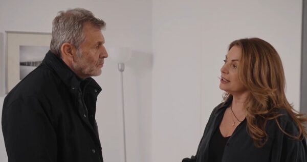 «Η γη της ελιάς»: Η Χριστιάνα λαδώνει τον γραφολόγο και  εκείνος λέει ψέματα στην Αλεξάνδρα  για το σημείωμα του Ορέστη