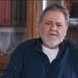 «Η γη της ελιάς»: Ο Ρούσσος εισβάλλει στο σπίτι της Άννας και την κακοποιεί επειδή τον χώρισε