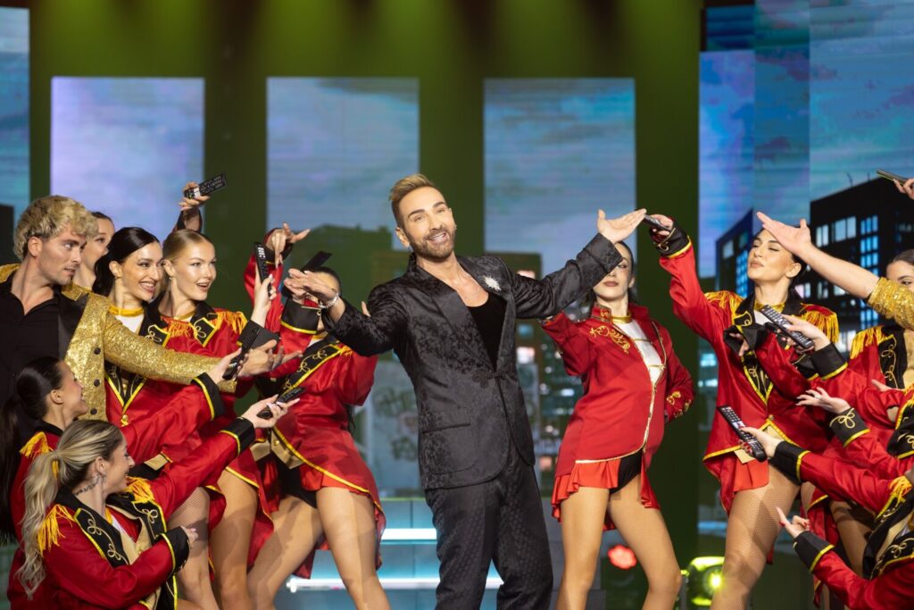 Το J2US επιστρέφει με ένα απολαυστικό 8ο live που τα έχει όλα! Το Σάββατο, 18 Απριλίου στις 20:50 στο OPEN με τον Νίκο Κοκλώνη!