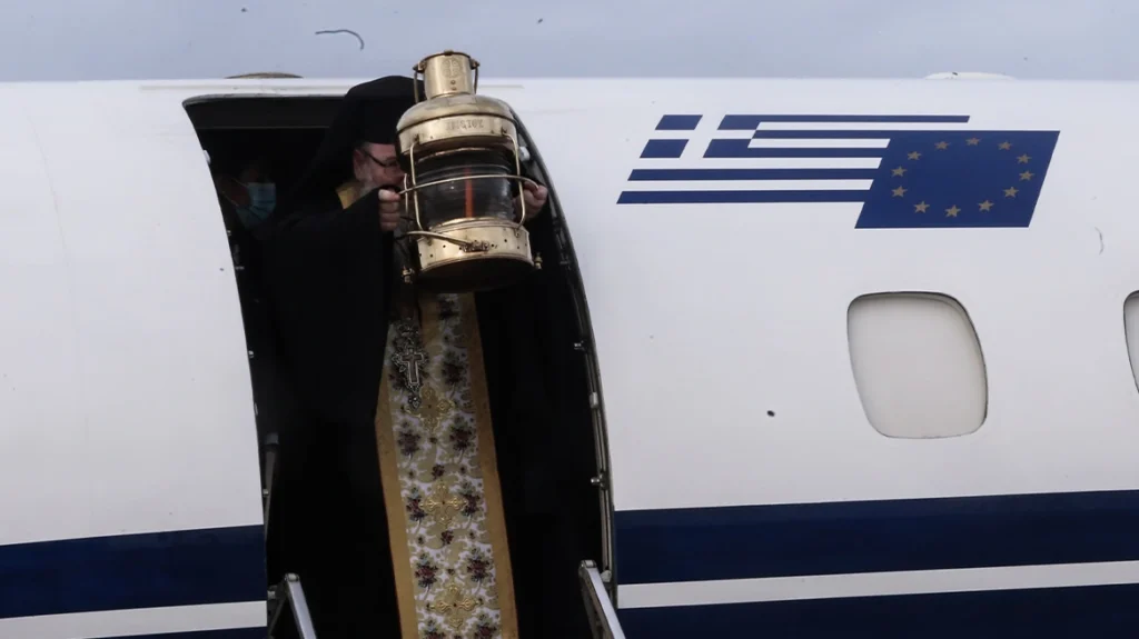 Έφτασε στην Ελλάδα το Άγιο Φως – Προσγειώθηκε η ειδική πτήση