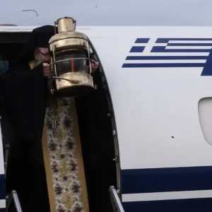 Έφτασε στην Ελλάδα το Άγιο Φως – Προσγειώθηκε η ειδική πτήση
