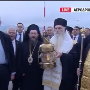 Έφτασε στην Ελλάδα το Άγιο Φως – Προσγειώθηκε η ειδική πτήση στο Ελευθέριος Βενιζέλος (βίντεο)