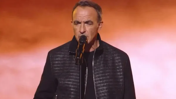 Ο Νίκος Αλιάγας τραγούδησε τον «Μέτοικο» στο γαλλικό Voice – Ενθουσιάστηκαν οι κριτές – Βίντεο