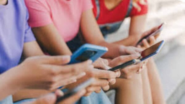 Απαγόρευση πρόσβασης για τους ανήλικους κάτω των 15 ετών σε TikTok, Snapchat, Instagram και Facebook, θα επιτρέπονται οι πλατφόρμες ανταλλαγής μηνυμάτων – 10 ερωταπαντήσεις – Οι κυρώσεις και  τα πρόστιμα