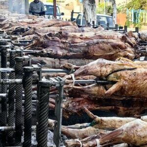 Πάσχα σε όλη την Ελλάδα: Σούβλες, έθιμα και γιορτινή ατμόσφαιρα – Δεκάδες αρνιά και κοκορέτσια ψήνουν οι καταστηματάρχες στο κέντρο της Αθήνας – Ουρές από ντόπιους  και τουρίστες (βίντεο)
