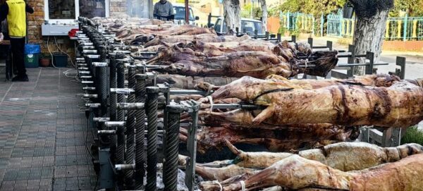 Πάσχα σε όλη την Ελλάδα: Σούβλες, έθιμα και γιορτινή ατμόσφαιρα – Δεκάδες αρνιά και κοκορέτσια ψήνουν οι καταστηματάρχες στο κέντρο της Αθήνας – Ουρές από ντόπιους  και τουρίστες (βίντεο)