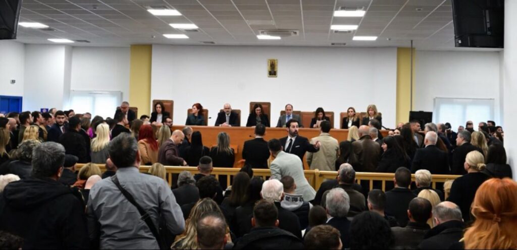 Διεκόπη η δίκη για τα Τέμπη: Εκρηκτικό το κλίμα στη δικαστική αίθουσα… «Έλεος, αυτό πρώτη φορά το αντιμετωπίζω» είπε αγανακτισμένη η πρόεδρος (βίντεο))