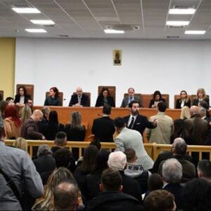 Διεκόπη η δίκη για τα Τέμπη: Εκρηκτικό το κλίμα στη δικαστική αίθουσα… «Έλεος, αυτό πρώτη φορά το αντιμετωπίζω» είπε αγανακτισμένη η πρόεδρος (βίντεο))