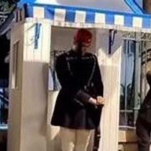 «Επί των όπλων»: Η μοναδική στιγμή που ο Εύζωνας σκύβει το κεφάλι και προσκυνά τον Επιτάφιο – Βίντεο