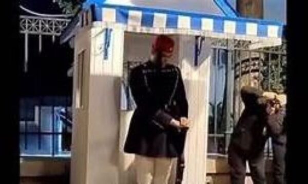 «Επί των όπλων»: Η μοναδική στιγμή που ο Εύζωνας σκύβει το κεφάλι και προσκυνά τον Επιτάφιο – Βίντεο