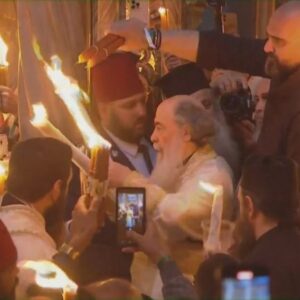 Ιεροσόλυμα: Ολοκληρώθηκε η τελετή αφής του Αγίου Φωτός – Πανηγυρικό κλίμα παρά τους περιορισμούς και την σκιά του πολέμου (βίντεο)