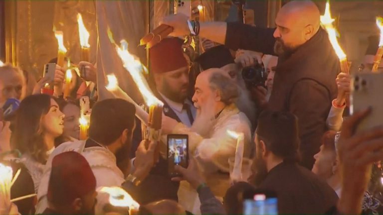 Ιεροσόλυμα: Ολοκληρώθηκε η τελετή αφής του Αγίου Φωτός – Πανηγυρικό κλίμα παρά τους περιορισμούς και την σκιά του πολέμου (βίντεο)