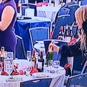 Ουάσιγκτον: Γυναίκα άρπαζε μπουκάλια κρασιού μετά τους πυροβολισμούς στο δείπνο των ανταποκριτών του Λευκού Οίκου (βίντεο)