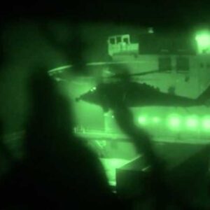 Βίντεο από τη στιγμή της κατάληψης του ιρανικού πλοίου από Αμερικανούς πεζοναύτες : «Ετοιμαζόμαστε για πυρά» – Με αντίποινα απειλεί το Ιράν