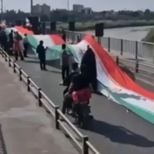 Φοβερές εικόνες: Ιρανοί με σημαίες σχηματίζουν ανθρώπινες αλυσίδες γύρω από κρίσιμες υποδομές – Δείτε βίντεο