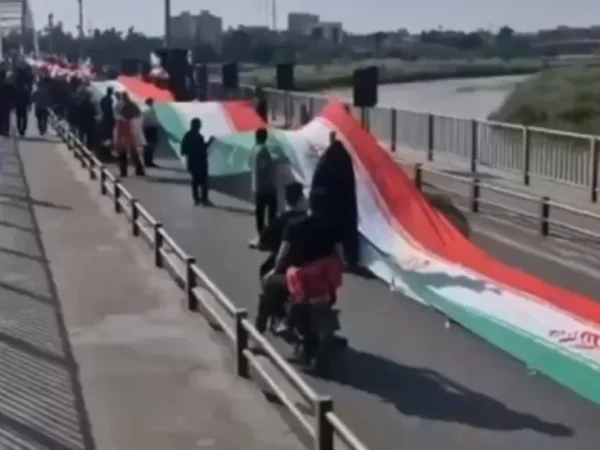 Φοβερές εικόνες: Ιρανοί με σημαίες σχηματίζουν ανθρώπινες αλυσίδες γύρω από κρίσιμες υποδομές – Δείτε βίντεο