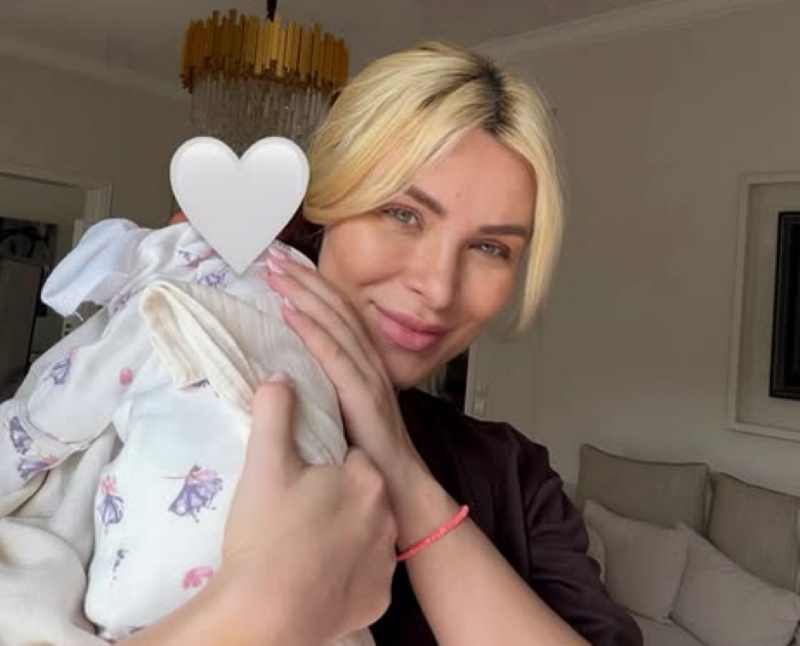 Κατερίνα Καινούργιου: Το συμβολικό δώρο που έλαβε από τον αδελφό του Παναγιώτη Κουτσουμπή για την κόρη της