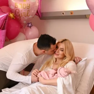 Κατερίνα Καινούργιου: Οι πρώτες φωτογραφίες με το μωρό και τον Παναγιώτη Κουτσουμπή – «Χάνομαι σε δάκρυα χαράς»