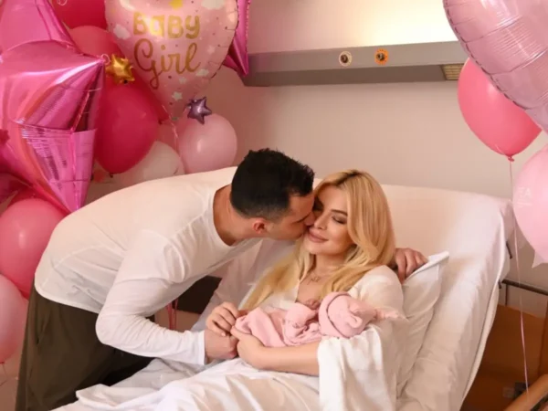 Κατερίνα Καινούργιου: Οι πρώτες φωτογραφίες με το μωρό και τον Παναγιώτη Κουτσουμπή – «Χάνομαι σε δάκρυα χαράς»