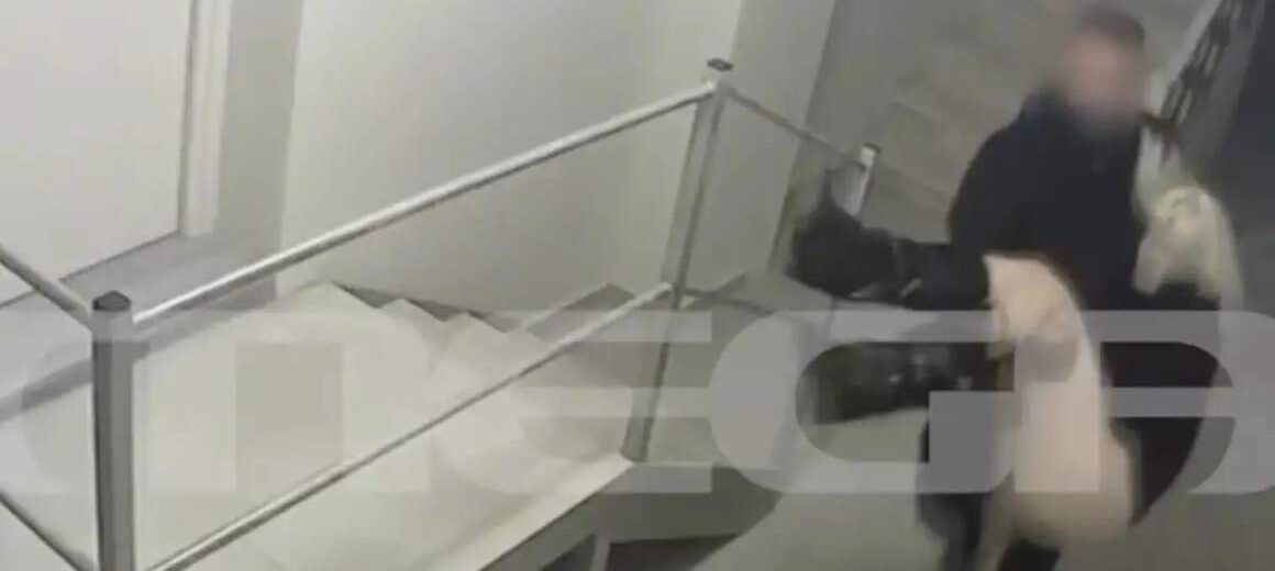 Κεφαλονιά: Σοκαριστικό βίντεο από τη στιγμή που ο 26χρονος αρσιβαρίστας μεταφέρει λιπόθυμη την Μυρτώ  έξω από το ξενοδοχείο