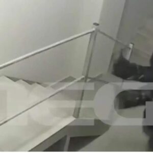 Κεφαλονιά: Σοκαριστικό βίντεο από τη στιγμή που ο 26χρονος αρσιβαρίστας μεταφέρει λιπόθυμη την Μυρτώ  έξω από το ξενοδοχείο