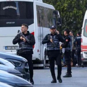 Τρομοκρατική επίθεση στο ισραηλινό προξενείο στην Κωνσταντινούπολη: Ένας ένοπλος νεκρός και 4 τραυματίες , δύο από τους δράστες και δύο αστυνομικοί (βίντεο)