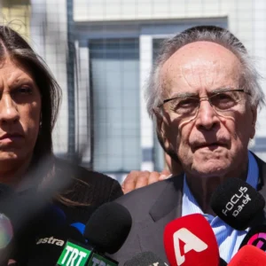 Νίκος Κωνσταντόπουλος και Ζωή ενοχλήθηκαν από τη μηχανή αστυνομικού οχήματος – To βίντεο με τις αντιδράσεις τους