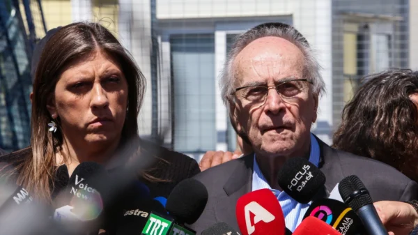 Νίκος Κωνσταντόπουλος και Ζωή ενοχλήθηκαν από τη μηχανή αστυνομικού οχήματος – To βίντεο με τις αντιδράσεις τους