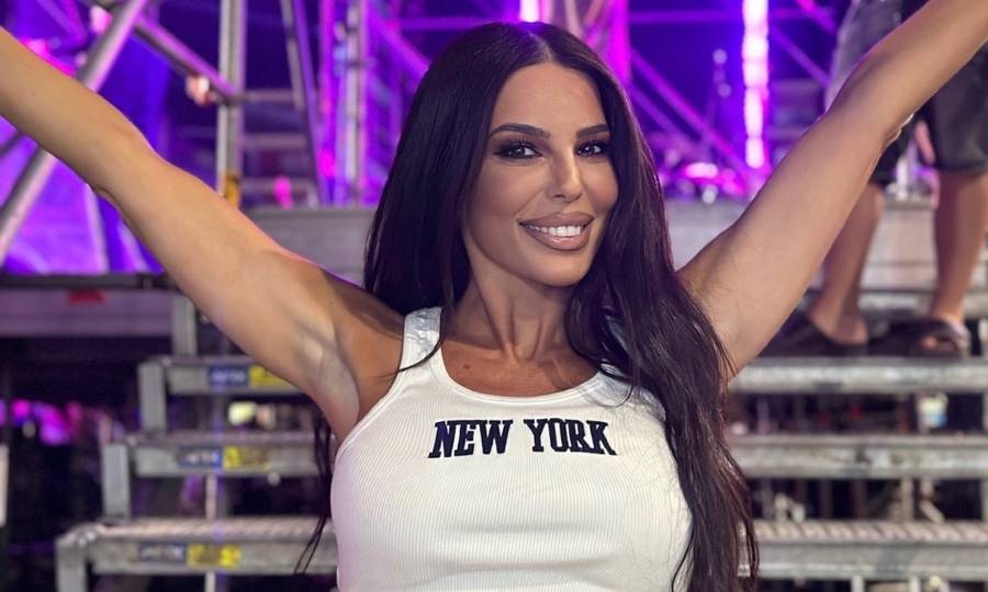 «Λαοθάλασσα» 10.000 θεατών στην Κορυτσά – Μια αξέχαστη βραδιά για την Κέλλυ Κελεκίδου (εικόνες + βίντεο)