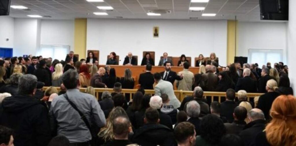 Λάρισα – Ένταση στη δίκη Τεμπών: Η Κωνσταντοπούλου βιντεοσκοπεί τους αστυνομικούς –  Δίκη – παρωδία , θα βγάλω φωτογραφίες μέσα από την αίθουσα, λέει η Καρυστιανού (βίντεο)