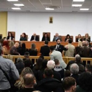 Λάρισα – Ένταση στη δίκη Τεμπών: Η Κωνσταντοπούλου βιντεοσκοπεί τους αστυνομικούς –  Δίκη – παρωδία , θα βγάλω φωτογραφίες μέσα από την αίθουσα, λέει η Καρυστιανού (βίντεο)