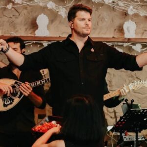 Λούκας Γιώρκας: Συνεχίζει δυναμικά και τον Μάιο τις sold out Κυριακές του στο «Koukoutsi» στον Πειραιά