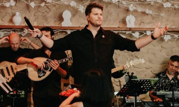 Λούκας Γιώρκας: Συνεχίζει δυναμικά και τον Μάιο τις sold out Κυριακές του στο «Koukoutsi» στον Πειραιά