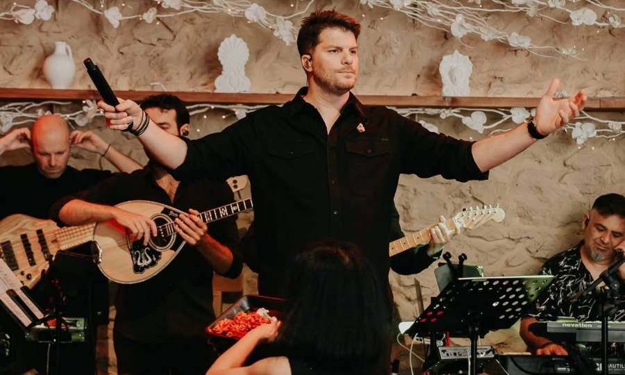 Λούκας Γιώρκας: Συνεχίζει δυναμικά και τον Μάιο τις sold out Κυριακές του στο «Koukoutsi» στον Πειραιά