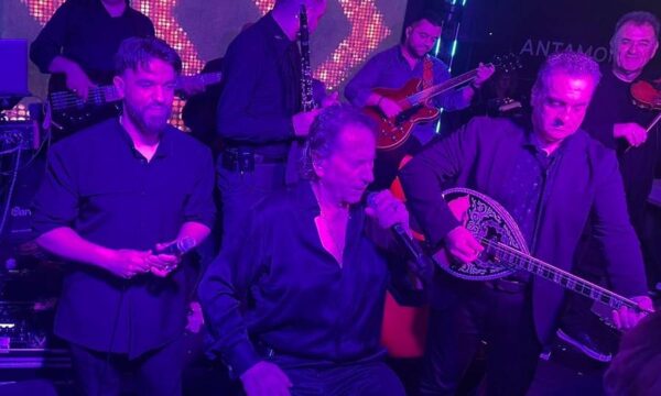 Μάκης Χριστοδουλόπουλος: Προκάλεσε χαμό ως βιρτουόζος του κλαρίνου στο sold out live του στο «Antamoma»- Έρχονται, Αδαμαντίδης, Στανίση (βίντεο)