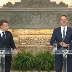 Μητσοτάκης: «Μπετόν αρμέ» η δέσμευση Ελλάδας και Γαλλίας – Μακρόν: “Μην αναρωτιέστε τι θα κάνουμε, θα είμαστε στο πλευρό σας” (βίντεο)