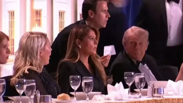 Ντόναλντ Τράμπ: Όσα αποκάλυψε για την αντίδραση της Μελάνια δευτερόλεπτα μετά τους πυροβολισμούς (βίντεο)