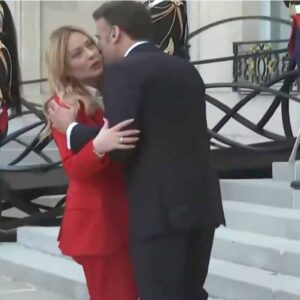 Η σφιχτή αγκαλιά και το απρόσμενο φιλί του Μακρόν στη Μελόνι – Αμήχανη η Ιταλίδα πρωθυπουργός – Δείτε το βίντεο