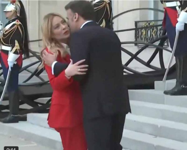 Η σφιχτή αγκαλιά και το απρόσμενο φιλί του Μακρόν στη Μελόνι – Αμήχανη η Ιταλίδα πρωθυπουργός – Δείτε το βίντεο