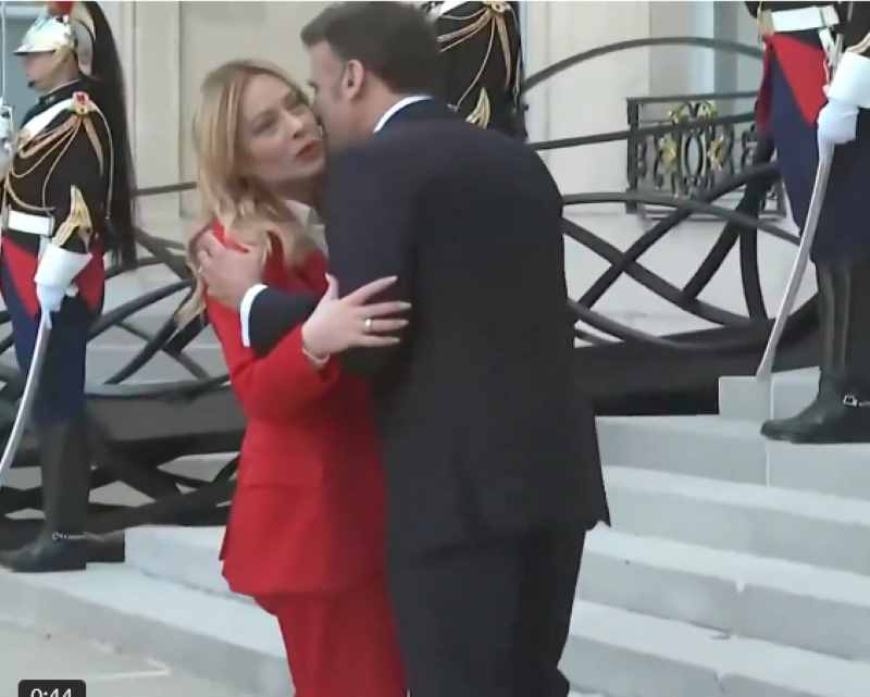 Η σφιχτή αγκαλιά και το απρόσμενο φιλί του Μακρόν στη Μελόνι – Αμήχανη η Ιταλίδα πρωθυπουργός – Δείτε το βίντεο