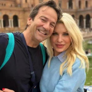 Ελένη Μενεγάκη: Στέλνει τις ευχές της αγκαλιά με τον Μάκη Παντζόπουλο – Φωτογραφίες