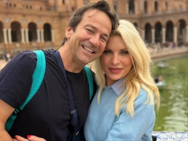 Ελένη Μενεγάκη: Στέλνει τις ευχές της αγκαλιά με τον Μάκη Παντζόπουλο – Φωτογραφίες