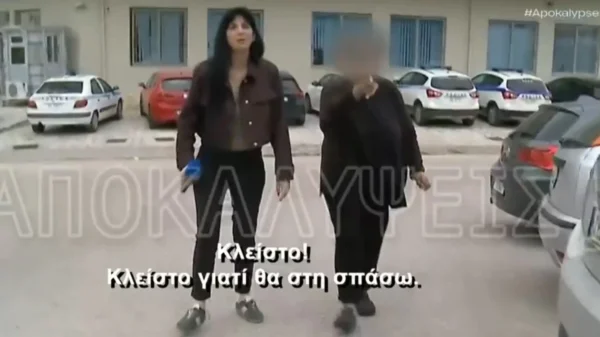 Κεφαλονιά – «Κλείστο θα την σπάσω»: Η μητέρα του 26χρονου αρσιβαρίστα που κατηγορείται για το θάνατο της 19χρονης, επιτέθηκε σε τηλεοπτικό συνεργείο